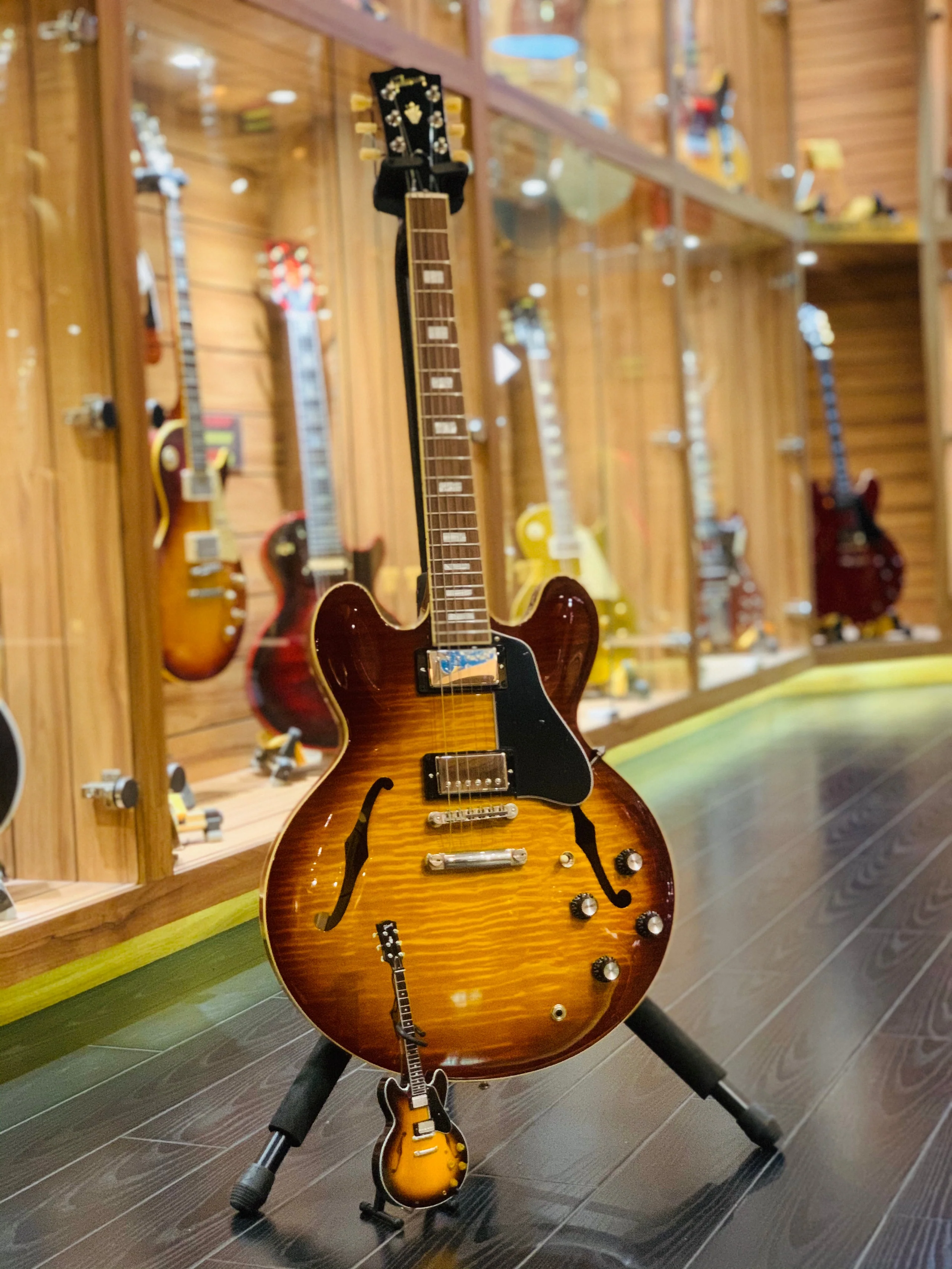 GIBSON ES-335 VINTAGE SUNBURST 1:4 SCALE MINI GUITAR MODEL